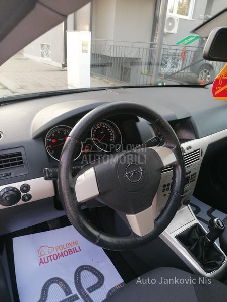 Opel Astra H 1.6i ESSENTIA CH