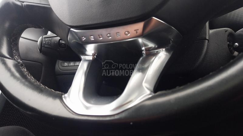 Peugeot 2008 ALLURE HROM 1/1