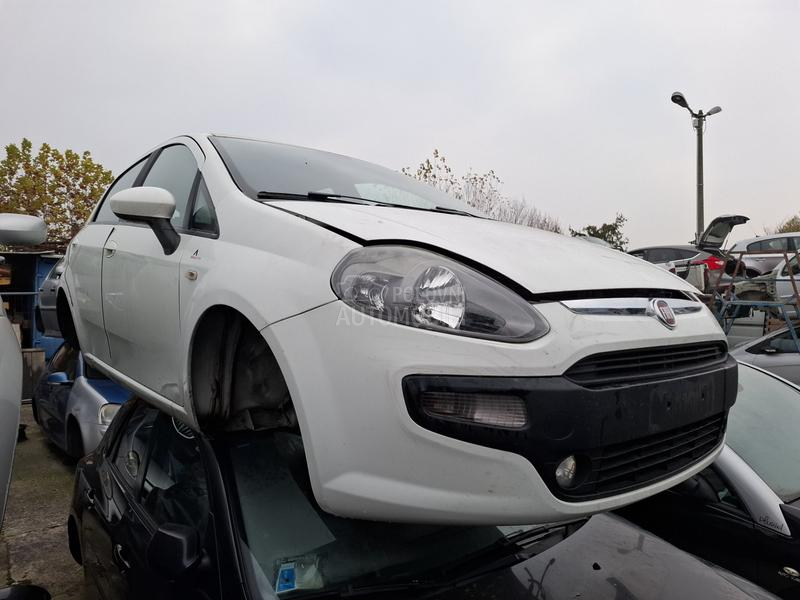 kompletan auto u delovima