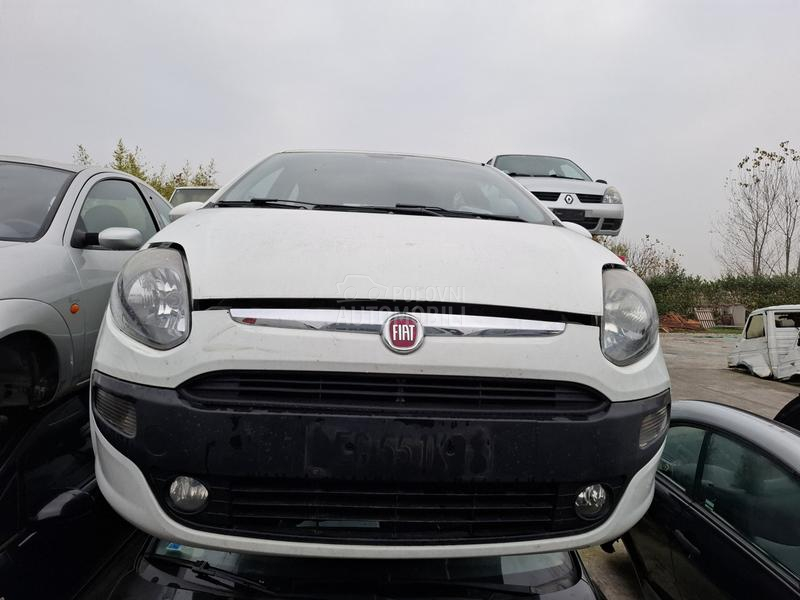 kompletan auto u delovima