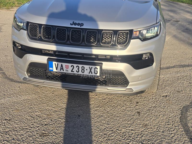 Jeep Compass 1.3 plug in