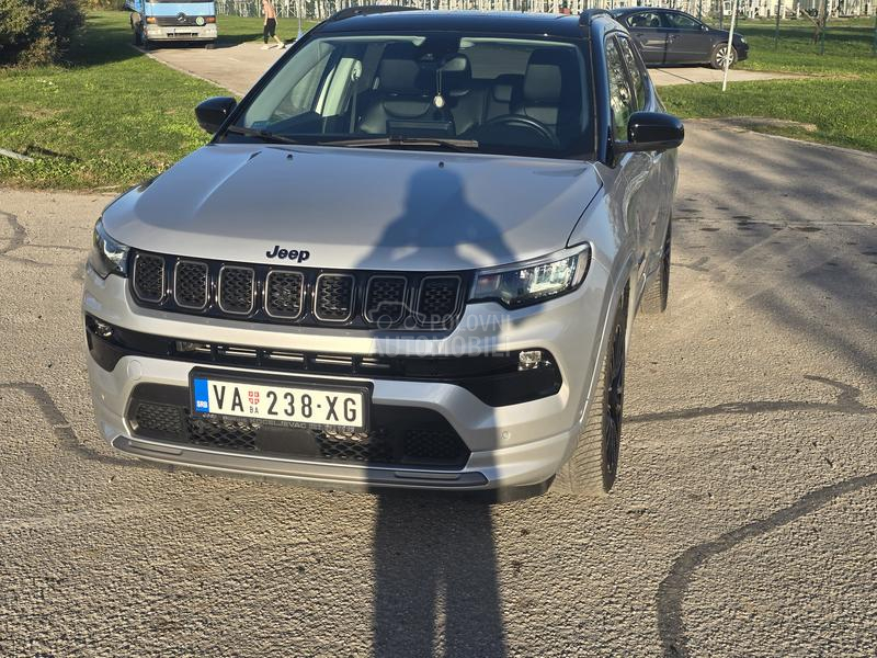Jeep Compass 1.3 plug in