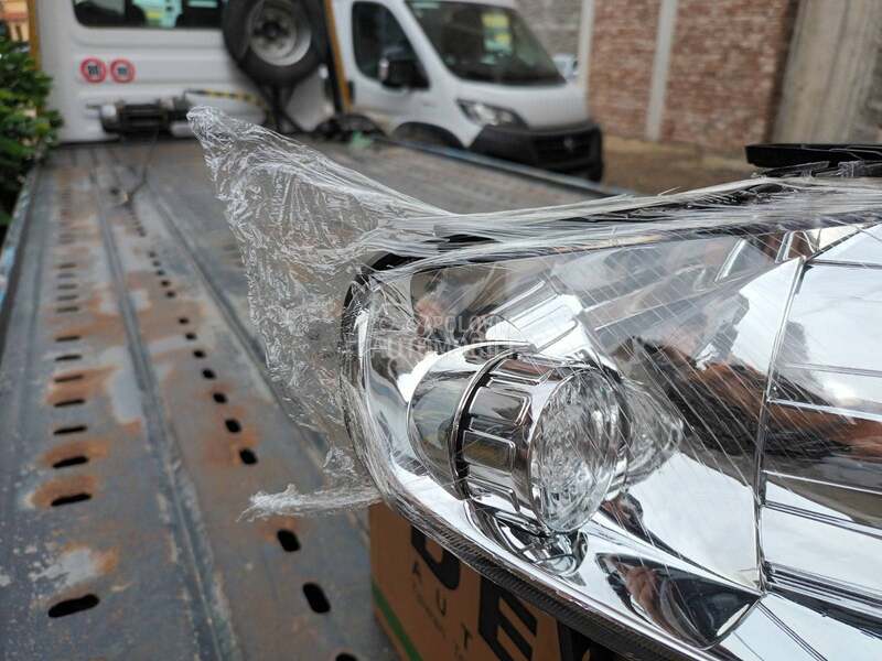 FAR DESNI ZA SIENU I STRADU