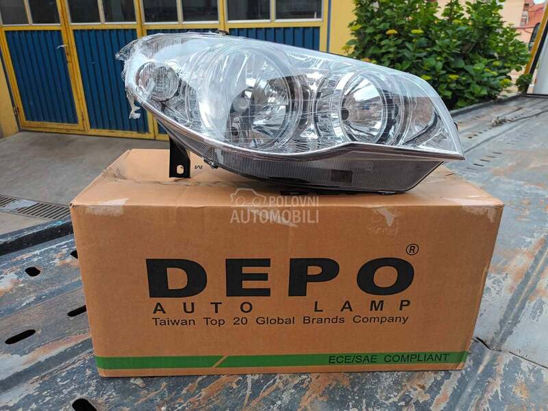 FAR DESNI ZA SIENU I STRADU