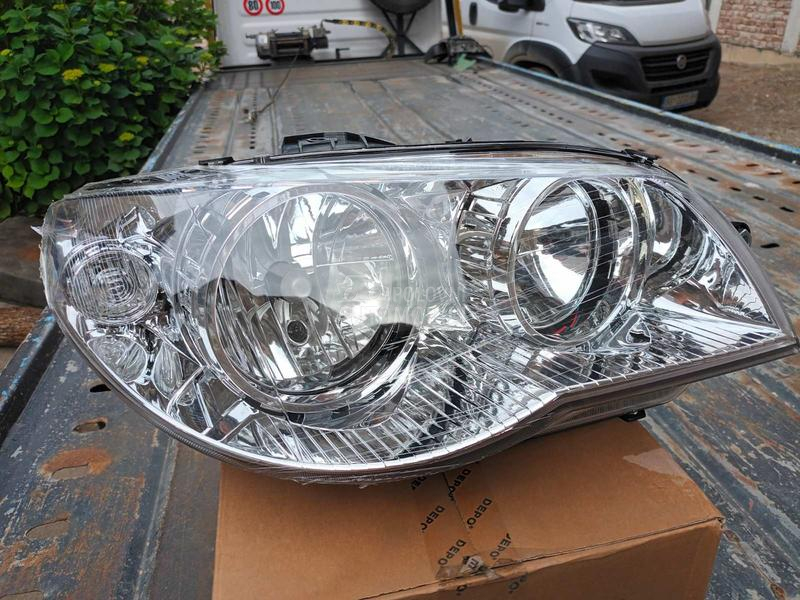 FAR DESNI ZA SIENU I STRADU