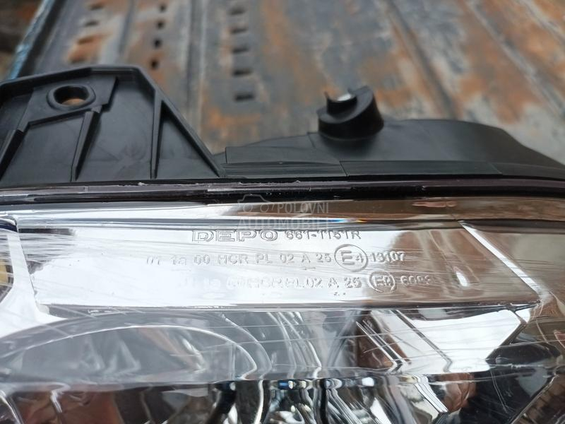 FAR DESNI ZA SIENU I STRADU