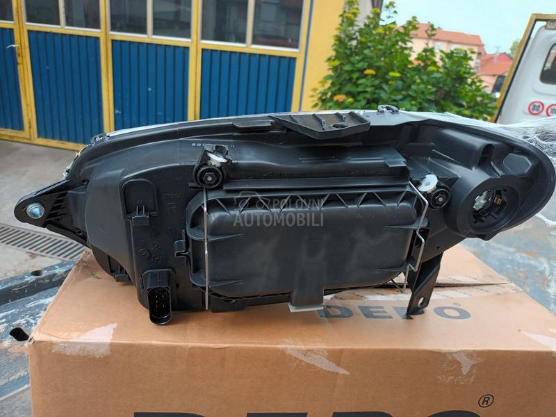 FAR DESNI ZA SIENU I STRADU