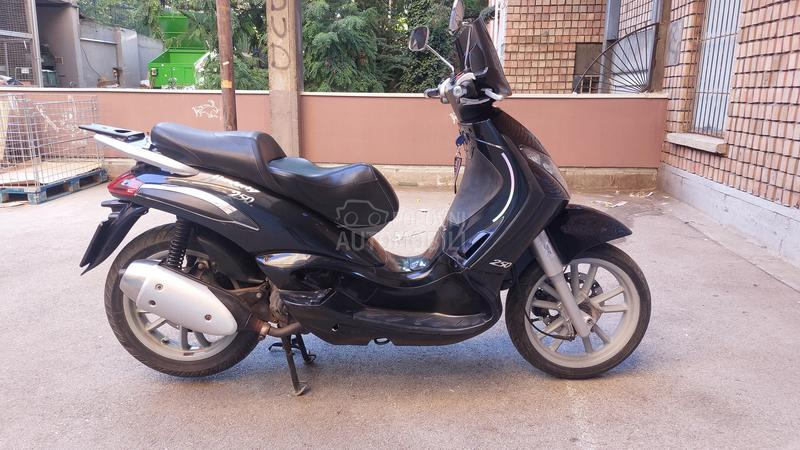 Piaggio Beverly 250