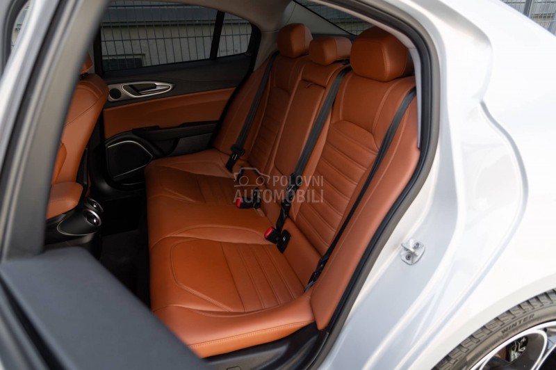 Alfa Romeo Giulia Q2/SPRINT/HARMAN