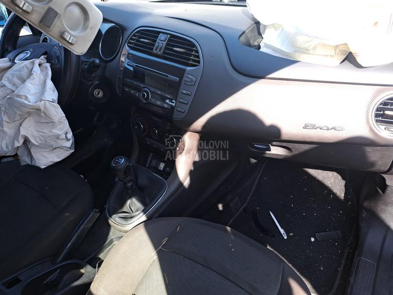 kompletan auto u delovima