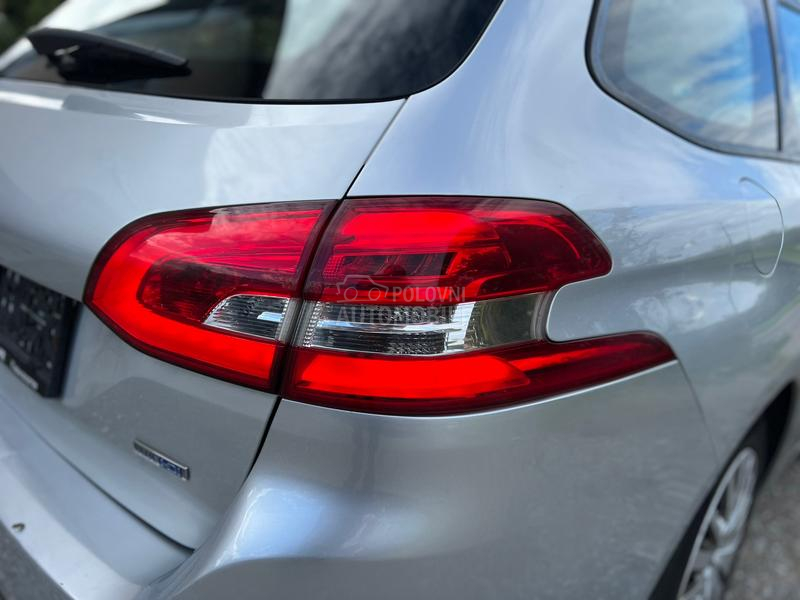 Stop svetlo desno spoljasnje