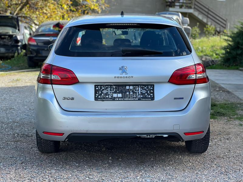 Stop svetlo desno spoljasnje