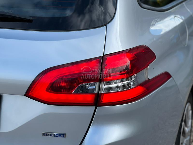 Stop svetlo desno unutrasnje