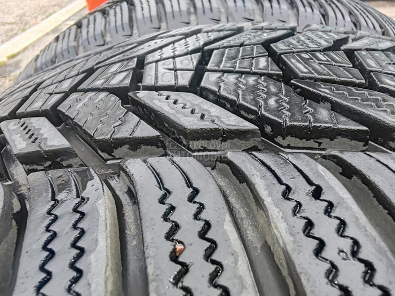 Hankook 225/40 R18 Zimska