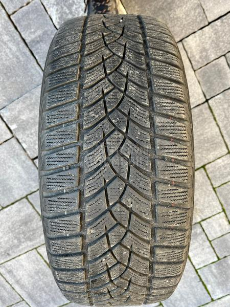 Goodyear 215/55 R17 Zimska