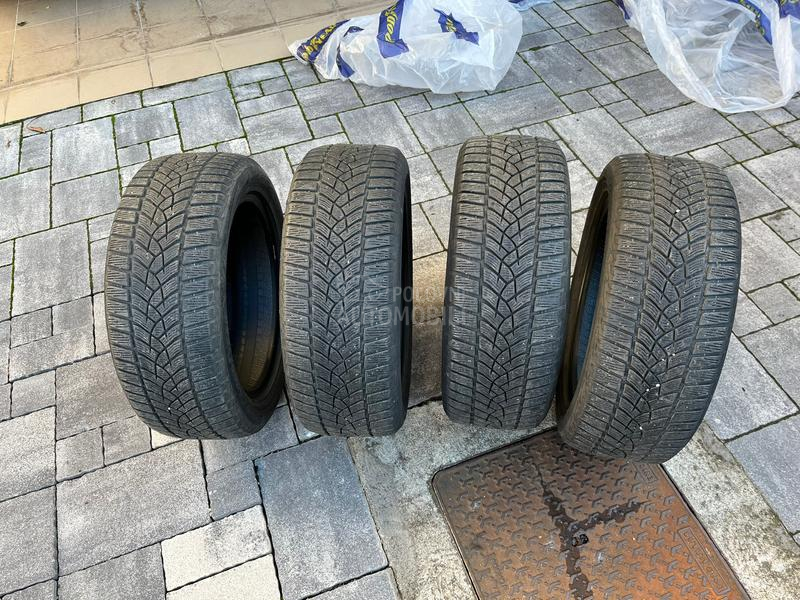 Goodyear 215/55 R17 Zimska