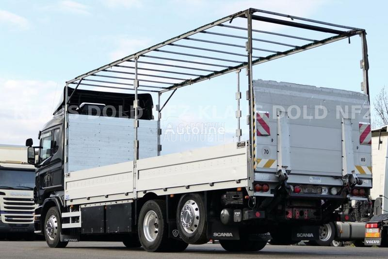 Scania R580 6x2 platformom,rampa