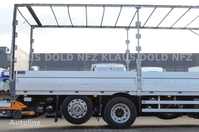 Scania R580 6x2 platformom,rampa