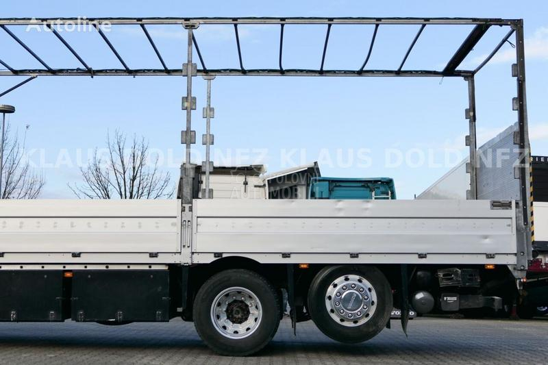 Scania R580 6x2 platformom,rampa