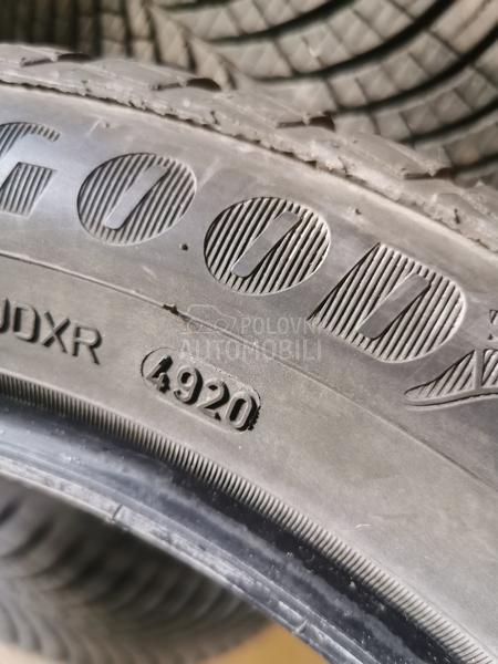 Goodyear 215/55 R17 Zimska