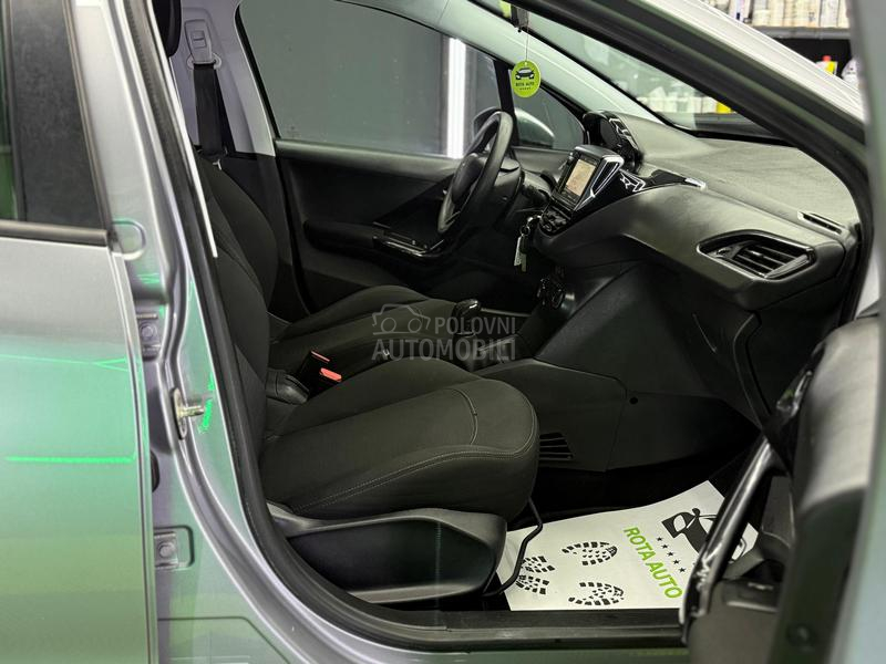 Peugeot 208 1.2b/fabričko stanje