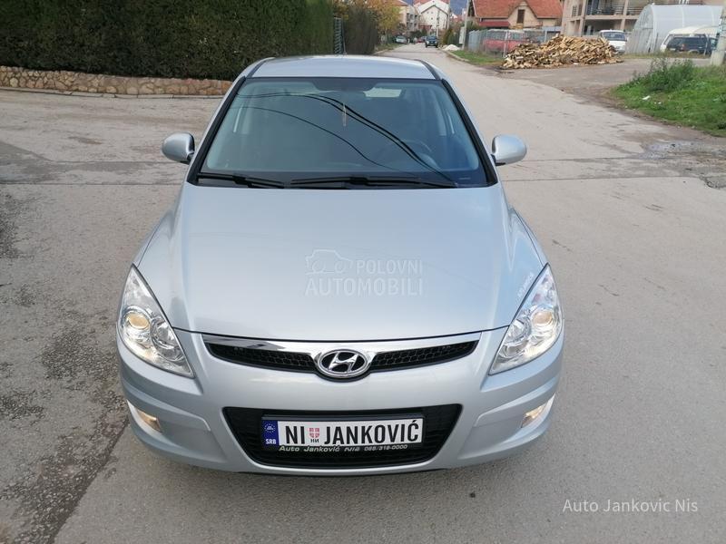 Hyundai i30 1.6i ILIKE CH