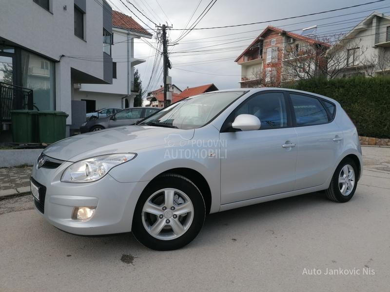 Hyundai i30 1.6i ILIKE CH