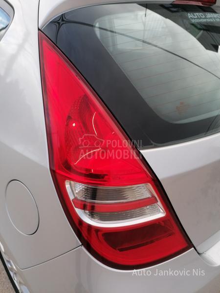 Hyundai i30 1.6i ILIKE CH