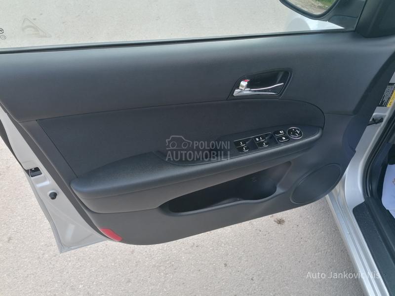 Hyundai i30 1.6i ILIKE CH