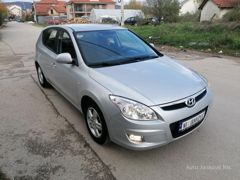 Hyundai i30 1.6i ILIKE CH