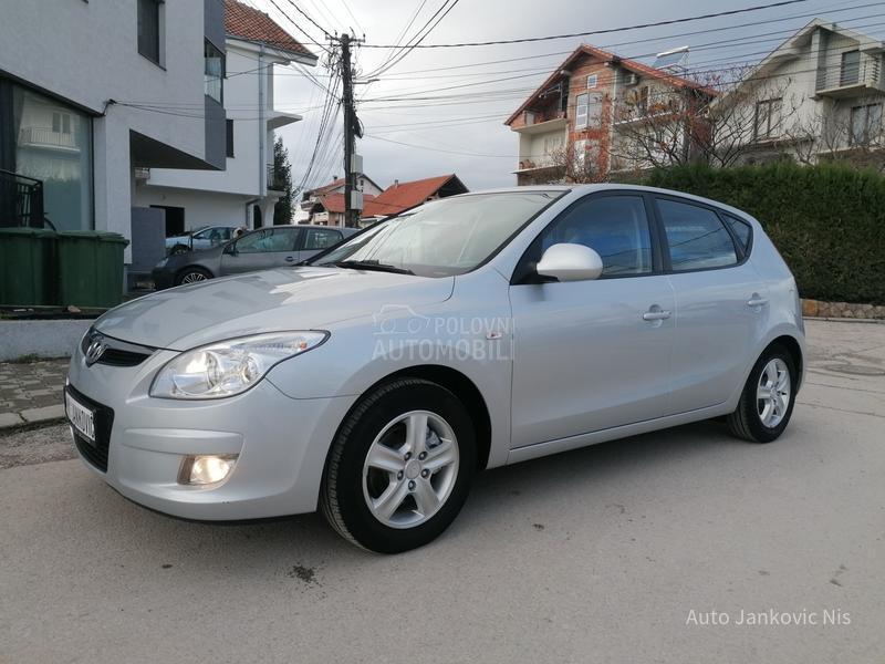 Hyundai i30 1.6i ILIKE CH