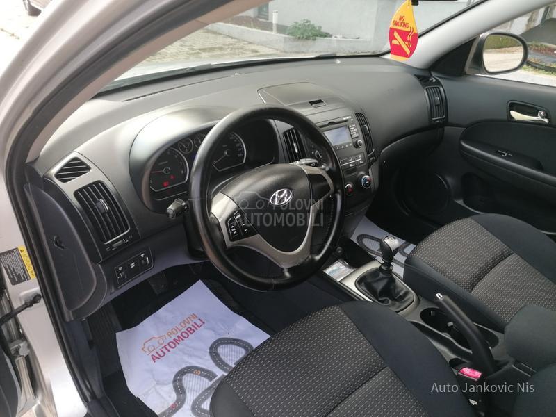 Hyundai i30 1.6i ILIKE CH