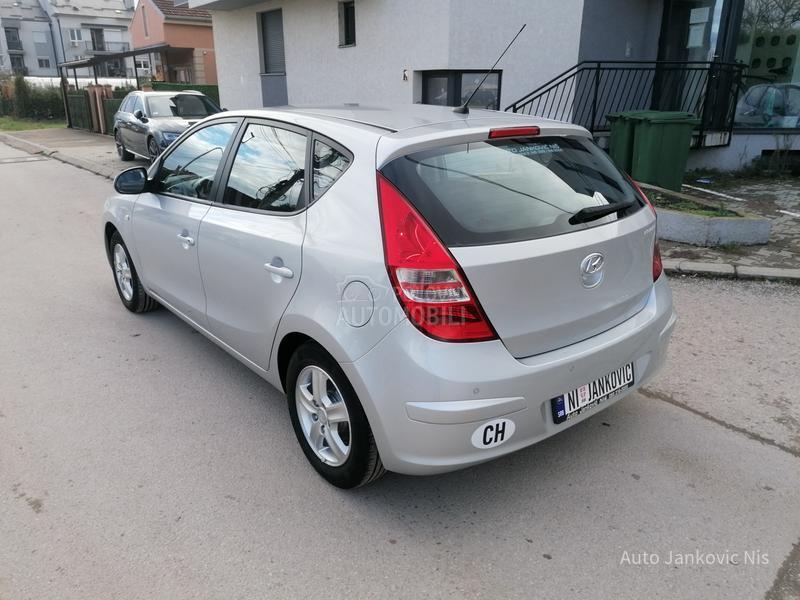 Hyundai i30 1.6i ILIKE CH