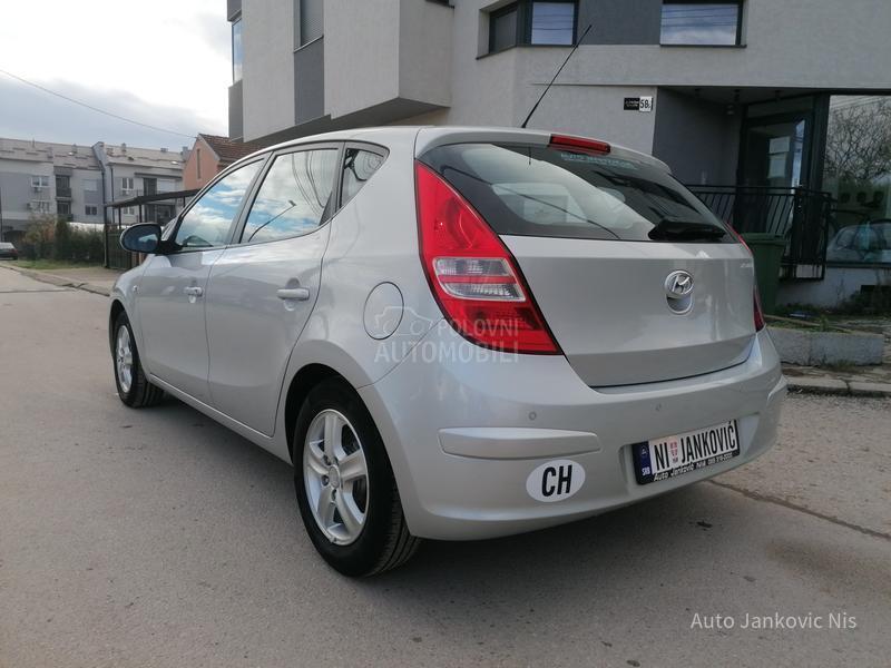 Hyundai i30 1.6i ILIKE CH