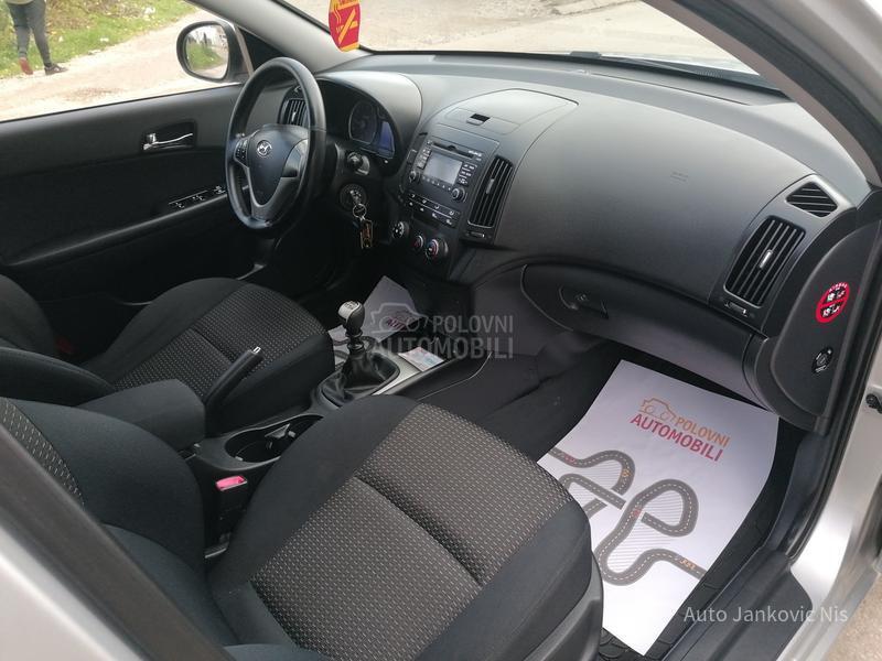 Hyundai i30 1.6i ILIKE CH