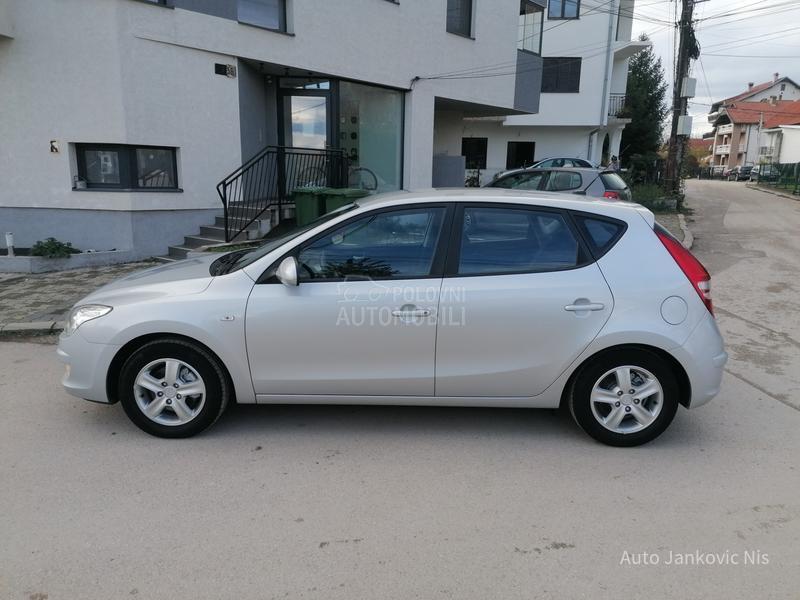 Hyundai i30 1.6i ILIKE CH