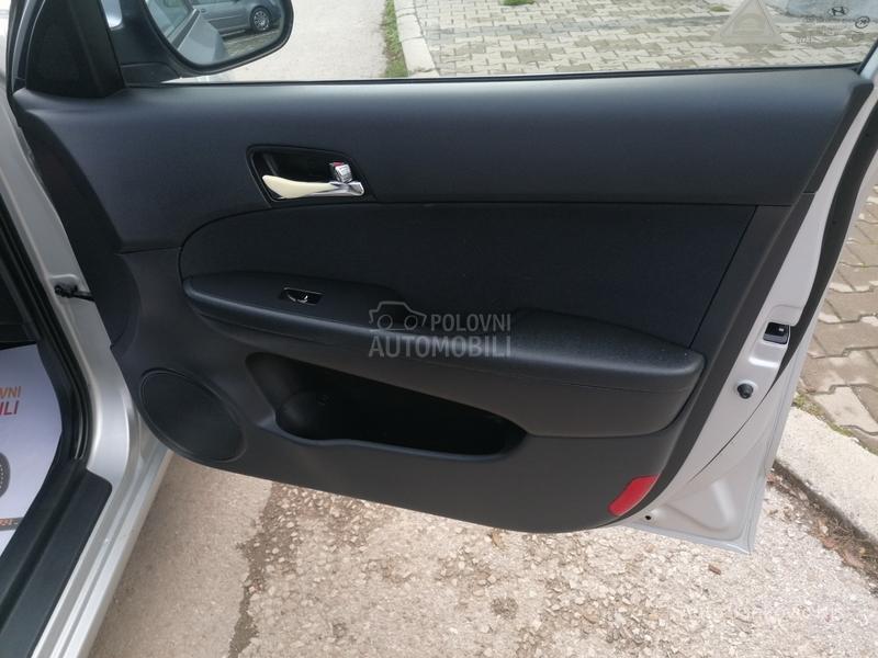 Hyundai i30 1.6i ILIKE CH