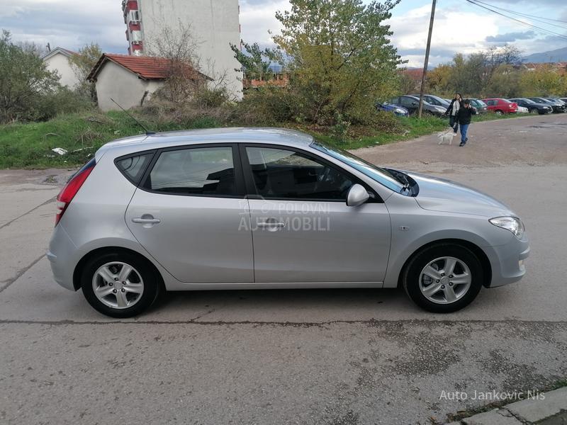 Hyundai i30 1.6i ILIKE CH