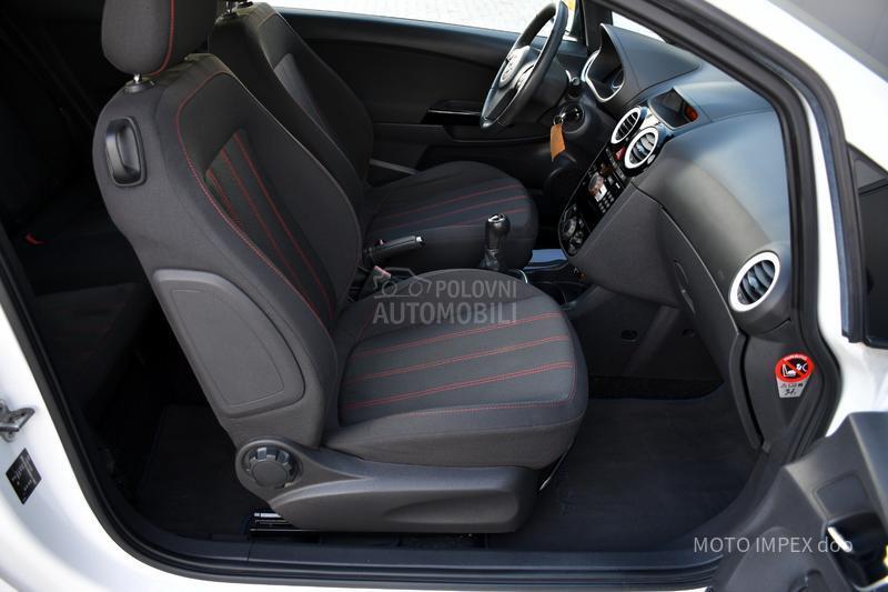 Opel Corsa D 1.4 / SPORT / CH