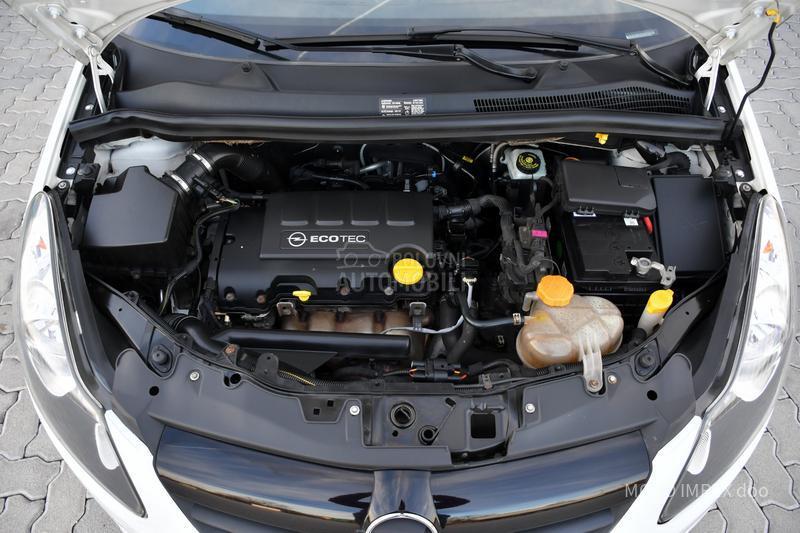 Opel Corsa D 1.4 / SPORT / CH