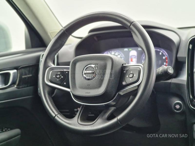 Volvo XC40 MOMENTUM PRO