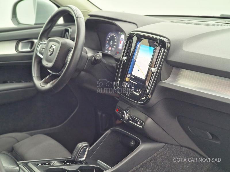 Volvo XC40 MOMENTUM PRO