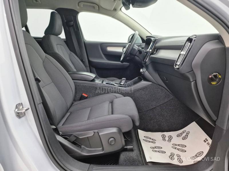 Volvo XC40 MOMENTUM PRO
