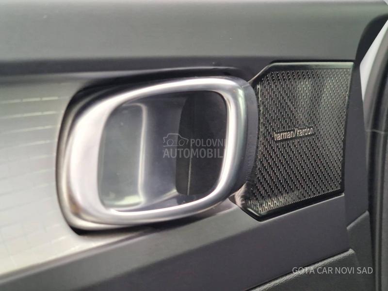 Volvo XC40 MOMENTUM PRO