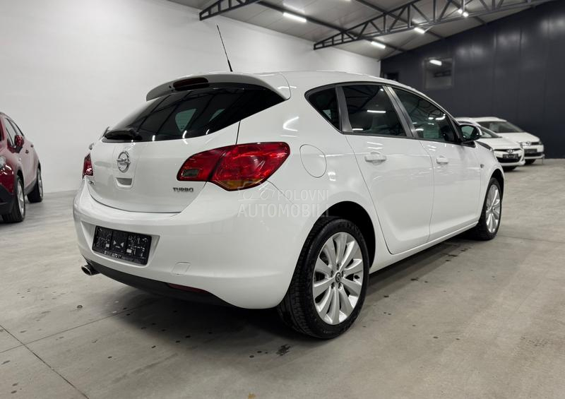 Opel Astra J 1.4 TURBO CH