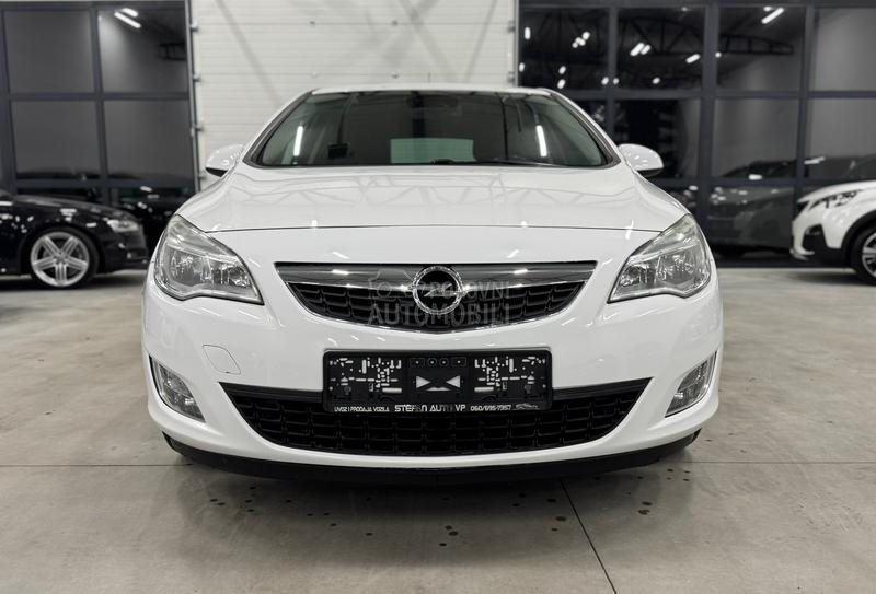 Opel Astra J 1.4 TURBO CH