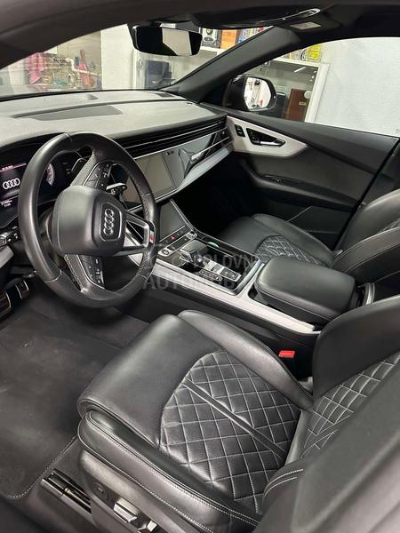 Audi Q8 S LINE