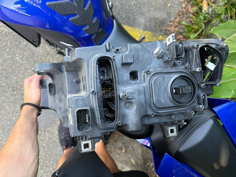 Desni adaptivni LED far