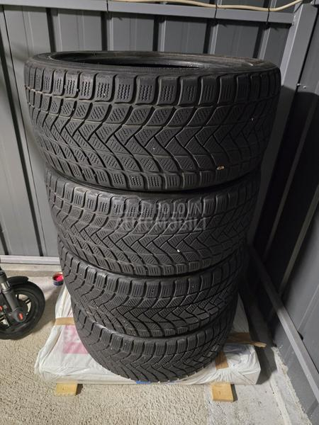 Dunlop 235/45 R18 Zimska