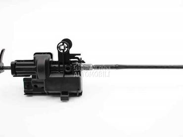 Motorić otvaranja rezervoara za Renault Clio od 2006. do 2011. god.